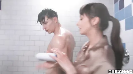 Pero señora qué hace aqui dentro? no ve que estoy dándome una ducha?