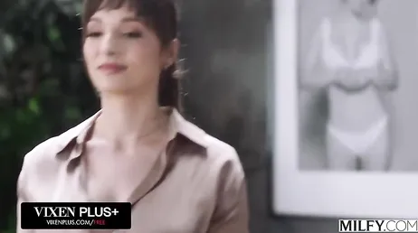 Pero señora qué hace aqui dentro? no ve que estoy dándome una ducha?