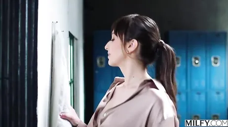 Pero señora qué hace aqui dentro? no ve que estoy dándome una ducha?