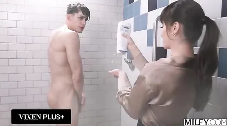 Pero señora qué hace aqui dentro? no ve que estoy dándome una ducha?