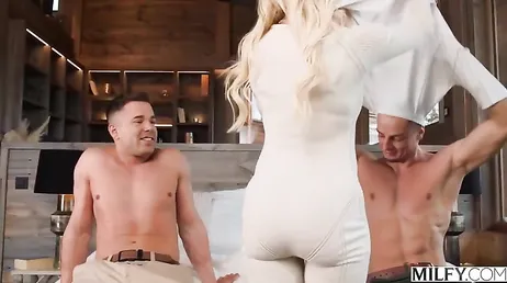 La madura Brandi Love se va de fin de semana con dos amigos de buena polla