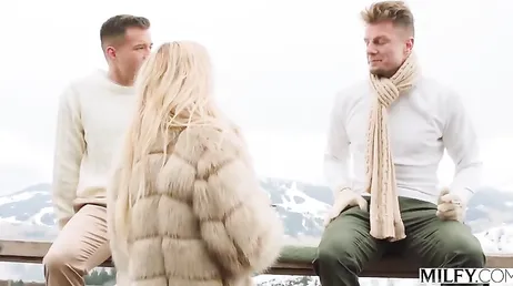 La madura Brandi Love se va de fin de semana con dos amigos de buena polla