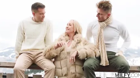 La madura Brandi Love se va de fin de semana con dos amigos de buena polla