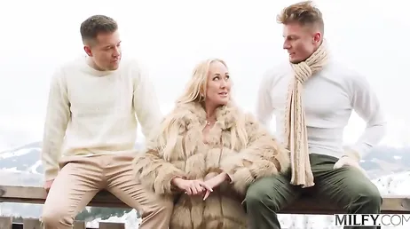 La madura Brandi Love se va de fin de semana con dos amigos de buena polla