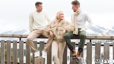 La madura Brandi Love se va de fin de semana con dos amigos de buena polla