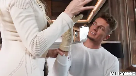 La madura Brandi Love se va de fin de semana con dos amigos de buena polla