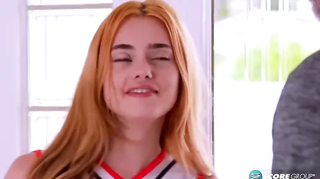 La novia de mi hijo llama a la puerta para enseñarme su vestido de animadora