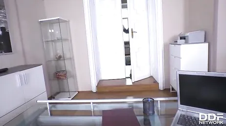 La secretaria se pone de rodillas bajo la mesa de jefe para tragar rabo duro