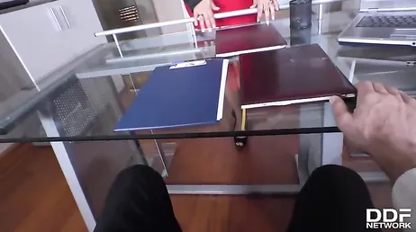 La secretaria se pone de rodillas bajo la mesa de jefe para tragar rabo duro