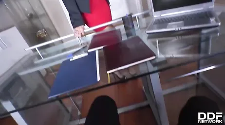 La secretaria se pone de rodillas bajo la mesa de jefe para tragar rabo duro