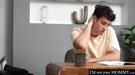 La profesora se abre de piernas para que el alumno le clave la polla