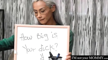 La profesora se abre de piernas para que el alumno le clave la polla