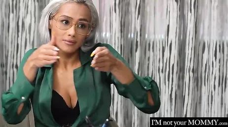 La profesora se abre de piernas para que el alumno le clave la polla