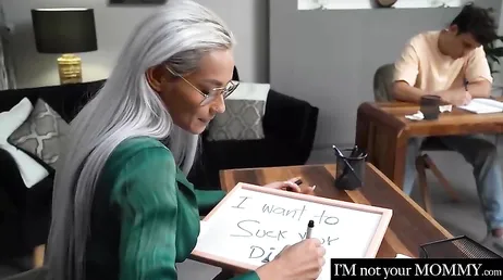 La profesora se abre de piernas para que el alumno le clave la polla