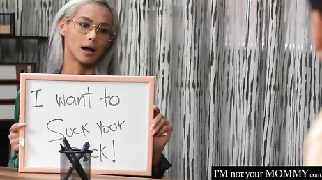 La profesora se abre de piernas para que el alumno le clave la polla