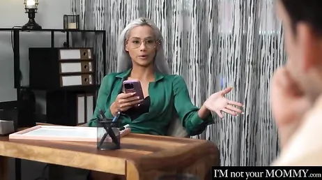 La profesora se abre de piernas para que el alumno le clave la polla