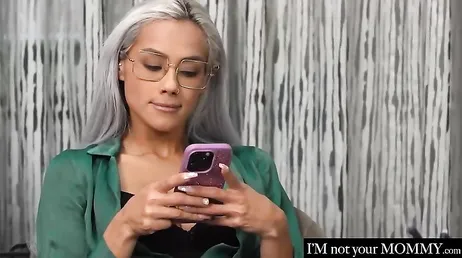 La profesora se abre de piernas para que el alumno le clave la polla