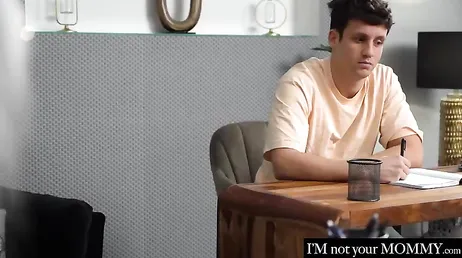 La profesora se abre de piernas para que el alumno le clave la polla