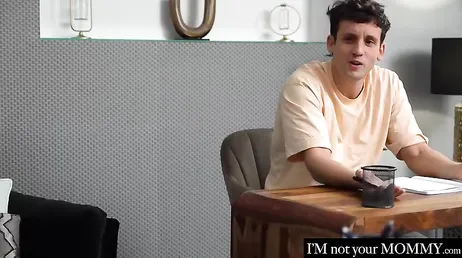 La profesora se abre de piernas para que el alumno le clave la polla