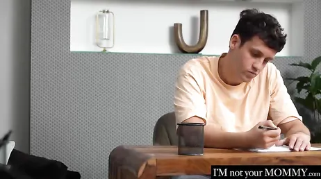 La profesora se abre de piernas para que el alumno le clave la polla