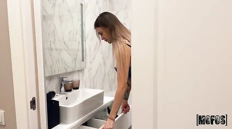 Su novio trabaja en el turno de noche asi que tiene que quitarse ella sola el calentón