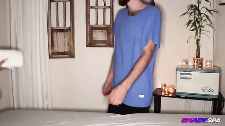 A la masajista del SPA se le ve media teta y marca un coño tremendo ... !!