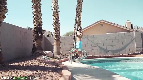 Dos calientes amigas fit no quitan ojo del chico que está limpiando la piscina