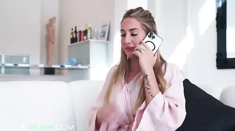 Visita domiciliaria de su doctor y ella le enseña las tetas: menuda cachonda es!