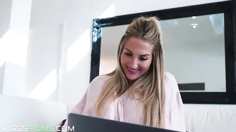 Visita domiciliaria de su doctor y ella le enseña las tetas: menuda cachonda es!