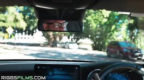 Visita domiciliaria de su doctor y ella le enseña las tetas: menuda cachonda es!