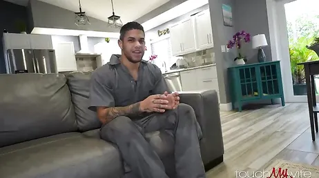 Morena sexy de pelo rizado se arrodilla para comerse la polla de su hijastro