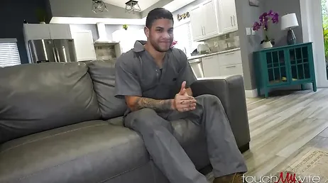 Morena sexy de pelo rizado se arrodilla para comerse la polla de su hijastro