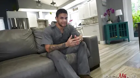 Morena sexy de pelo rizado se arrodilla para comerse la polla de su hijastro