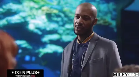 Se meten mano delante del acuario del zoo y acaban follando como locos