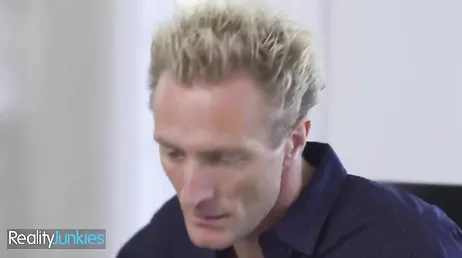 Esposo liberal permite que la puta de su esposa se folle a un desconocido