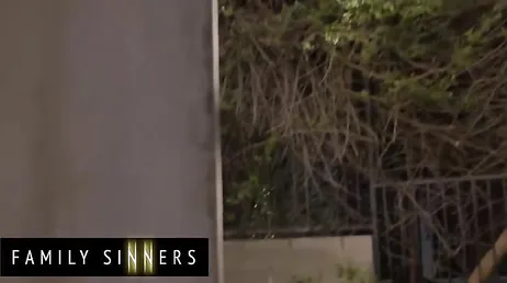 El padrastro le clava la polla hasta el fondo y ella se muere de placer