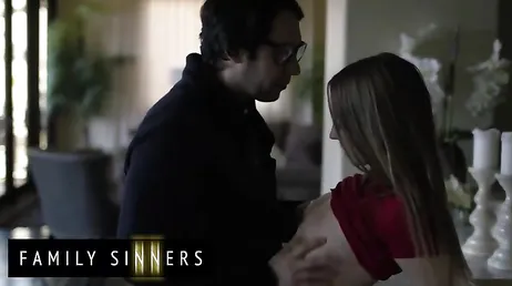 El padrastro le clava la polla hasta el fondo y ella se muere de placer