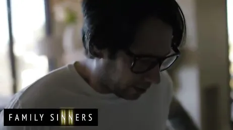 El padrastro le clava la polla hasta el fondo y ella se muere de placer