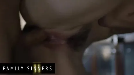 El padrastro le clava la polla hasta el fondo y ella se muere de placer