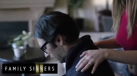 El padrastro le clava la polla hasta el fondo y ella se muere de placer