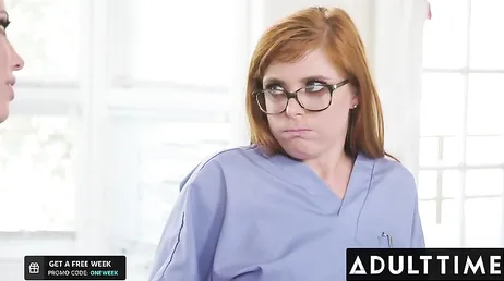 Dos mujeres bisexuales se meten los puños y se lamen los coños mutuamente