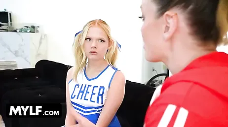 La hija de los vecinos le hace una comida de coño increible: qué morbo!