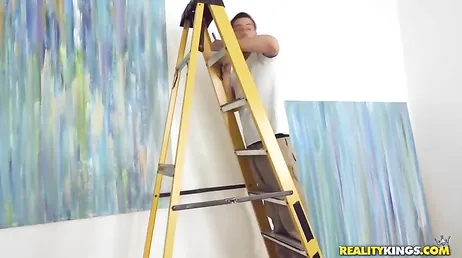 Se ha quedado a solas en casa con el pintor: menudas ganas de follárselo