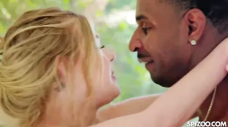 El atractivo vecino negro le da, por fin, toda su tranca negra