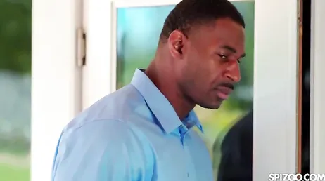 El atractivo vecino negro le da, por fin, toda su tranca negra