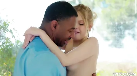 El atractivo vecino negro le da, por fin, toda su tranca negra