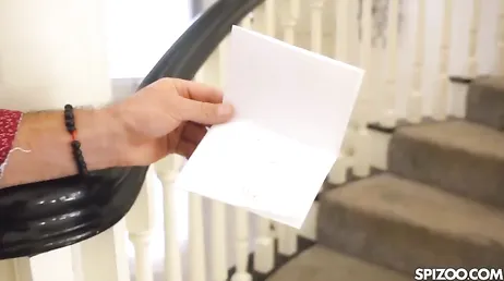 Universitaria atractiva se folla a su amante casado en el jacuzzi