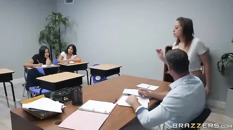 Las alumnas de la universidad de Brazzers van a clase sin sujetador ... !!