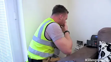 El electricista está a punto de llegar y esta rubia MILF tiene ganas de follar