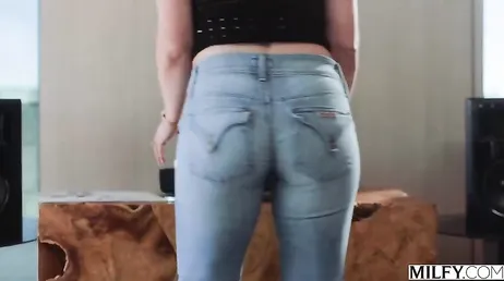 La vecina rubia se moria de ganas por probar la polla del vecino negro